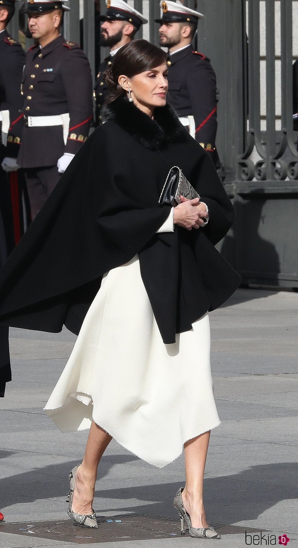La Reina Letizia apueta por el blanco y negro y el estampado de serpiente en la Apertura de la XIV Legislatura