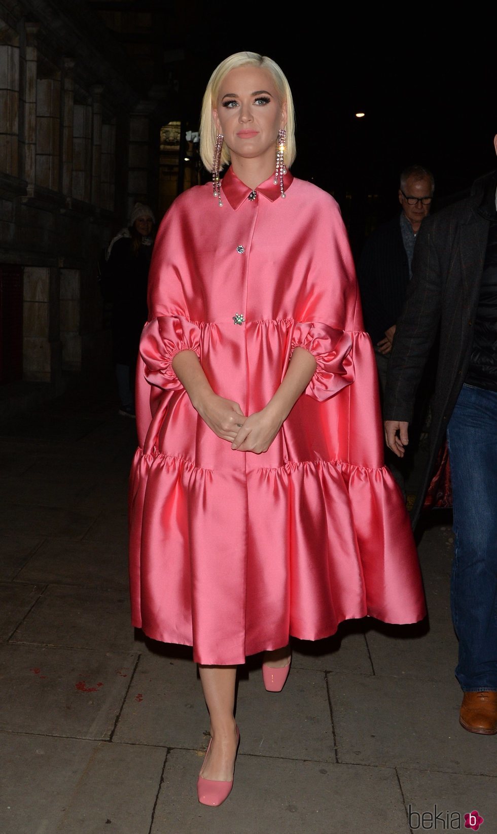 Katy Perry con un total look pink