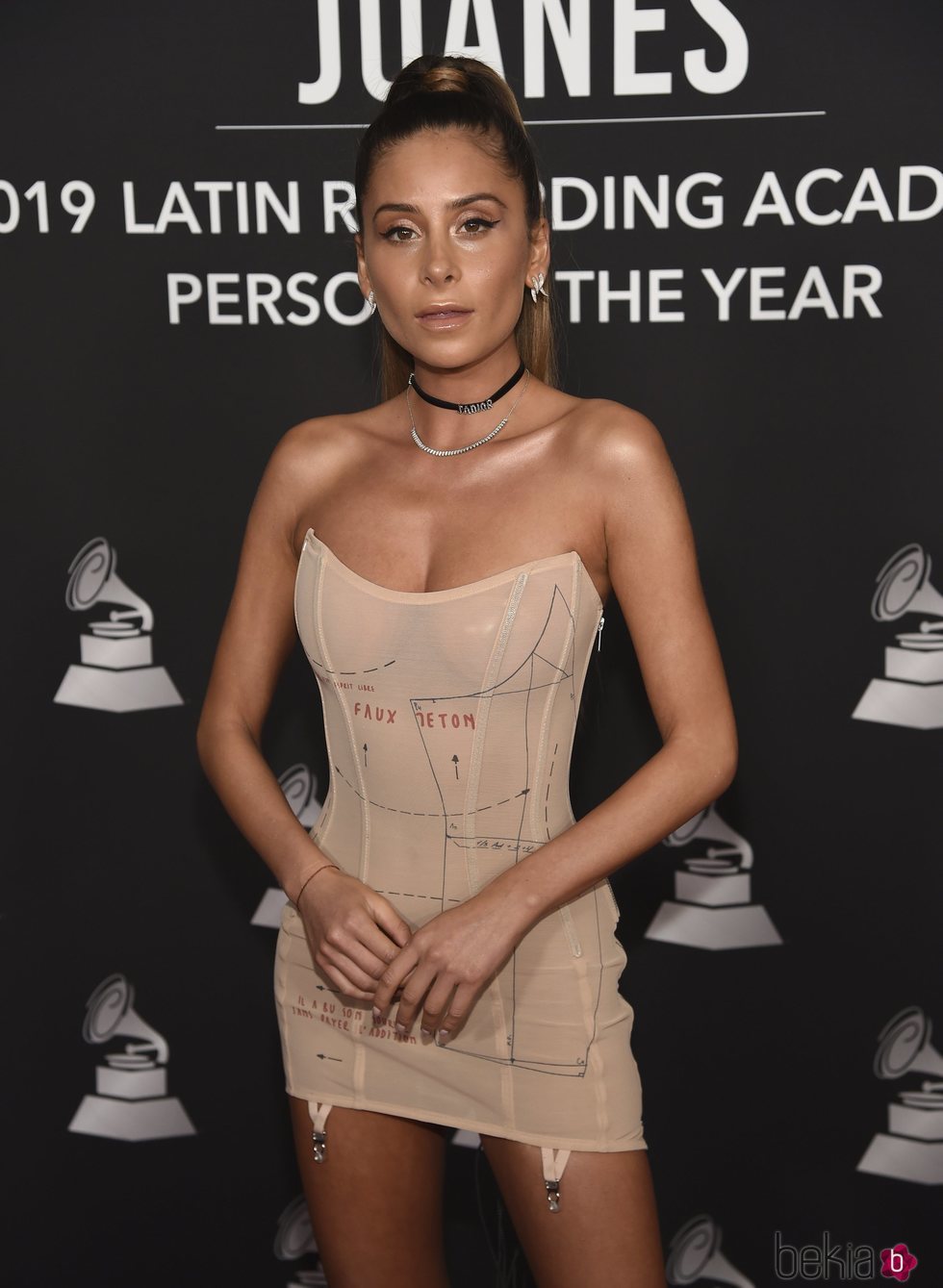 Cami con un mini vestido nude en la alfombra roja del premio Persona del Año 2019 en los Grammy Latino