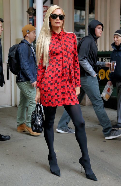 Paris Hilton con un vestido a cuadros en Nueva York