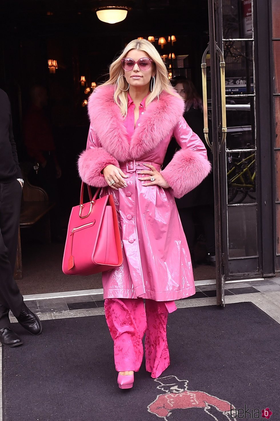 Jessica Simpson con un look rosa por Nueva York
