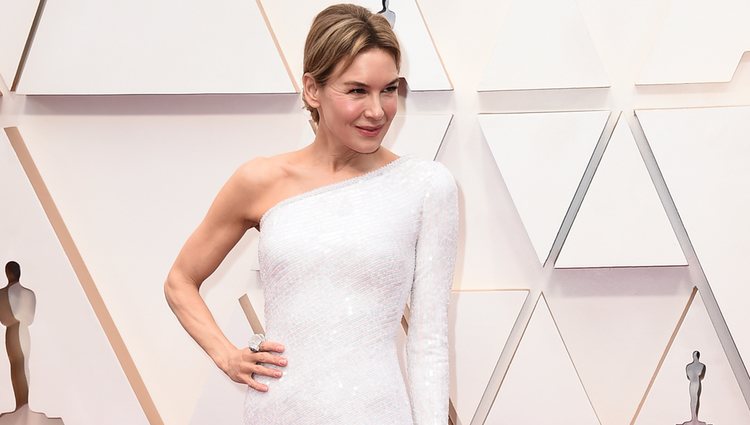 Reneé Zellweger con un vestido blanco de Armani Privé en los Oscar 2020