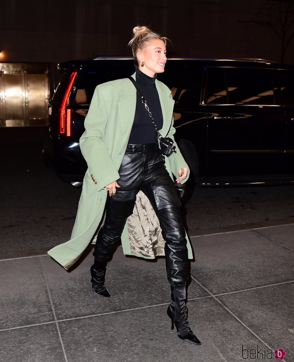 Hailey Baldwin con look negro y trench verde