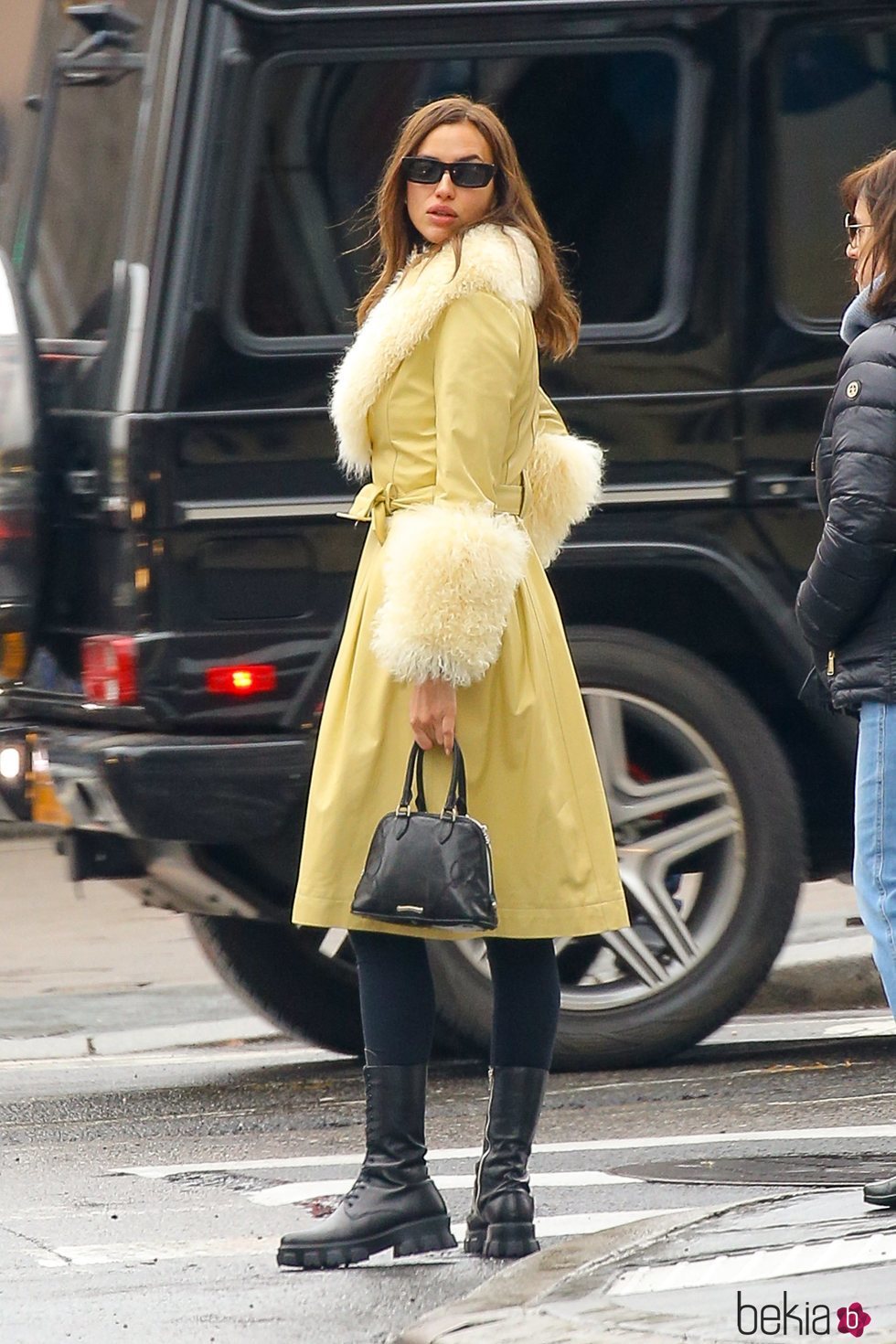 Irina Shayk con un abrigo amarillo de piel de cordero y pelo de zorro ártico