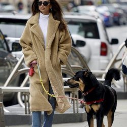 Emily Ratajkowski paseando con  su perro por Nueva York