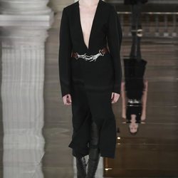Vestido negro con botas de piel otoño/ invierno 2020 de Victoria Beckham