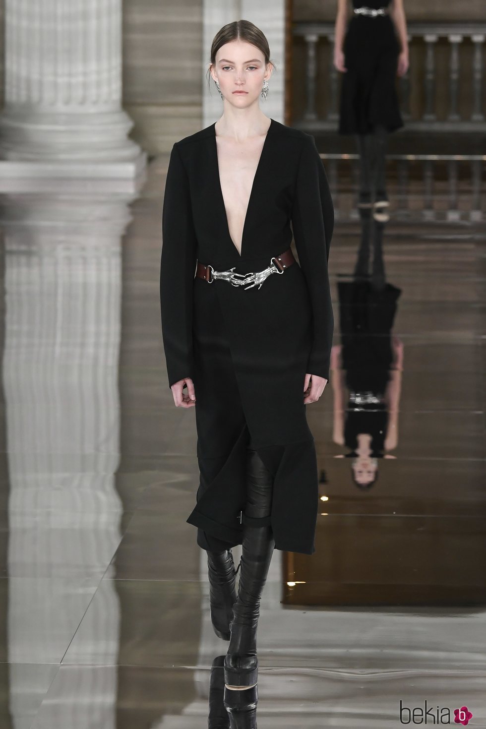 Vestido negro con botas de piel otoño/ invierno 2020 de Victoria Beckham