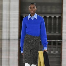 Jersey de punto azul combinado con falda y botas otoño/ invierno 2020 de Victoria Beckham