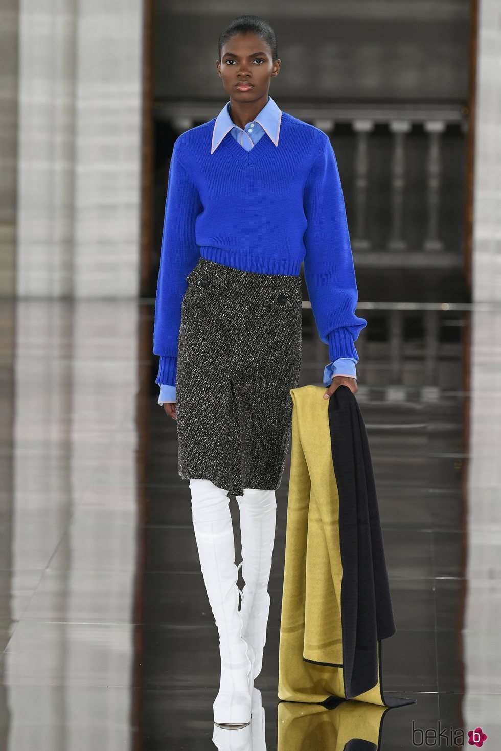 Jersey de punto azul combinado con falda y botas otoño/ invierno 2020 de Victoria Beckham