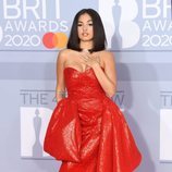 Mabel posa con un vestido rojo palabra de honor en los Brit Awards 2020