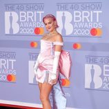 Anne-Marie con un vestido rosa muy llamativo en los Brit Awards 2020