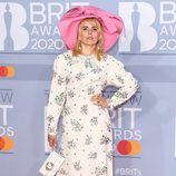 Paloma Faith con un vestido blanco de flores y sombrero en los Brit Awards 2020