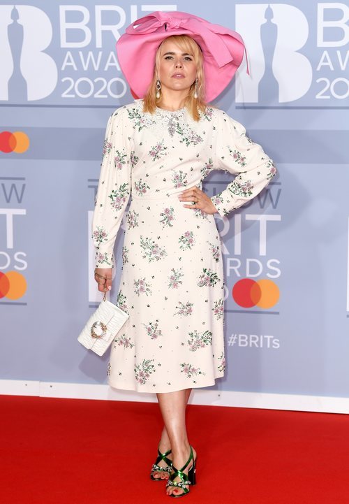 Paloma Faith con un vestido blanco de flores y sombrero en los Brit Awards 2020