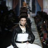 Bella Hadid desfilando para Moschino con la colección otoño/invierno 2020-2021 en Milán
