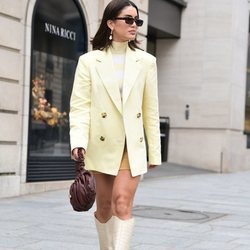 Camila Coelho arrasa con un total look en tonos camel y amarillo pastel
