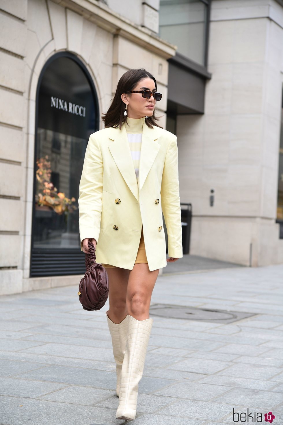 Camila Coelho arrasa con un total look en tonos camel y amarillo pastel