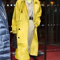 Gigi Hadid con un look de superposición de prendas excesivo
