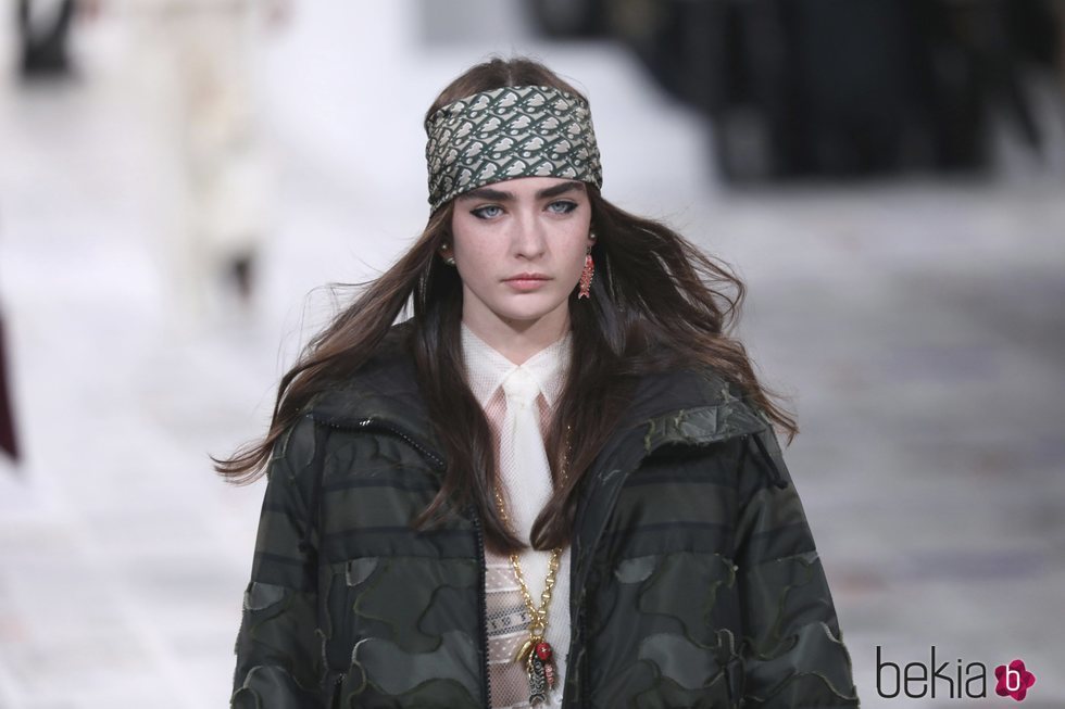 Estilo tomboy combinado con abrigo de camuflaje  otoño/ invierno 2020-2021 Dior