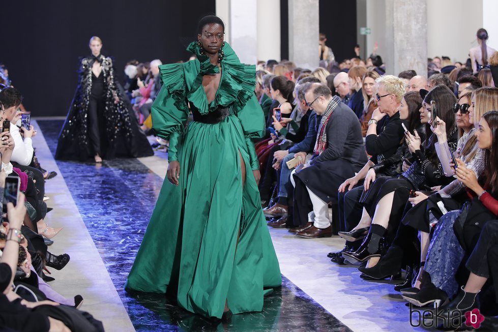 Vestido largo verde esmeralda otoño/ invierno 2020-2021 de Elie Saab
