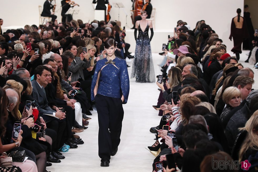 Blusa de lentejuelas y broche combinada con pantalones wide leg otoño/ invierno 2020-2021 de Valentino