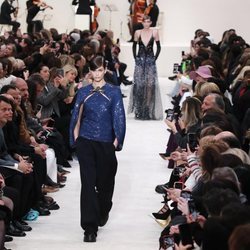 Blusa de lentejuelas y broche combinada con pantalones wide leg otoño/ invierno 2020-2021 de Valentino