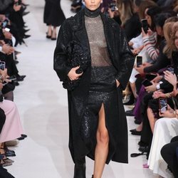 Abrigo, falda asimétrica y blusa brillantes otoño/ invierno 2020-2021 de Valentino