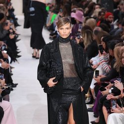 Abrigo, falda asimétrica y blusa brillantes otoño/ invierno 2020-2021 de Valentino