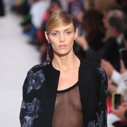 Blusa transparente y capa estampada otoño/ invierno 2020-2021 de Valentino