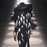 Vestido negro con flecos y sombrero de ala otoño/ invierno 2020-2021 de Givenchy