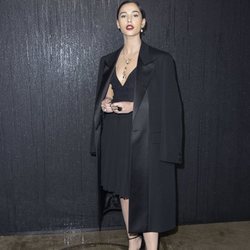 Naomi Scott vestida con la colección otoño/ invierno 2020-2021 de Givenchy