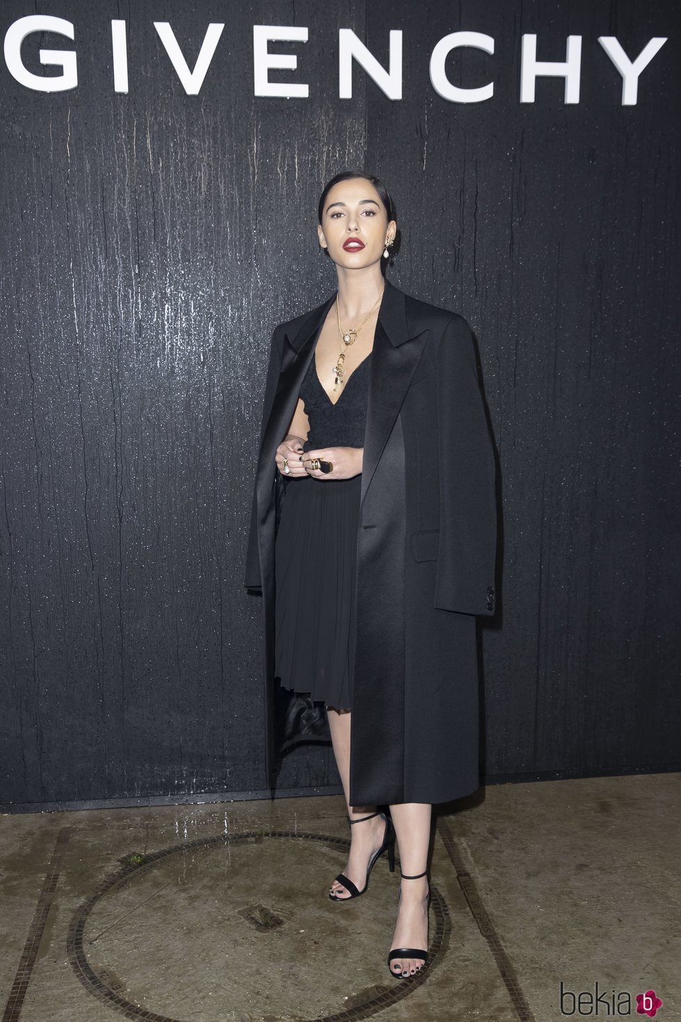 Naomi Scott vestida con la colección otoño/ invierno 2020-2021 de Givenchy