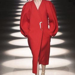 Vestido rojo con cierre de broche otoño/ invierno 2020-2021 de Givenchy