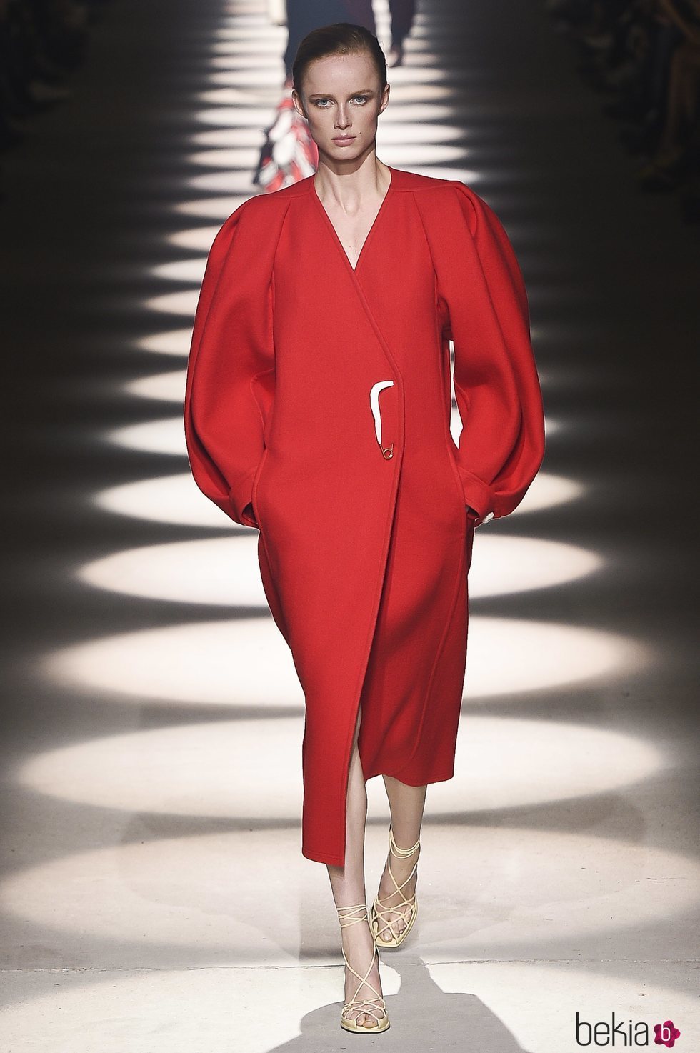Vestido rojo con cierre de broche otoño/ invierno 2020-2021 de Givenchy