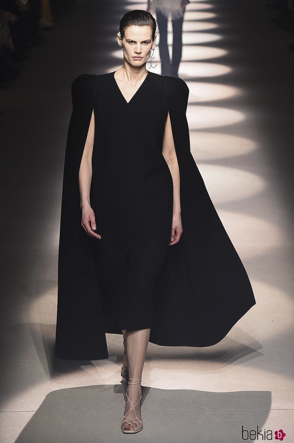 Vestido midi con capa otoño/ invierno 2020-2021 de Givenchy