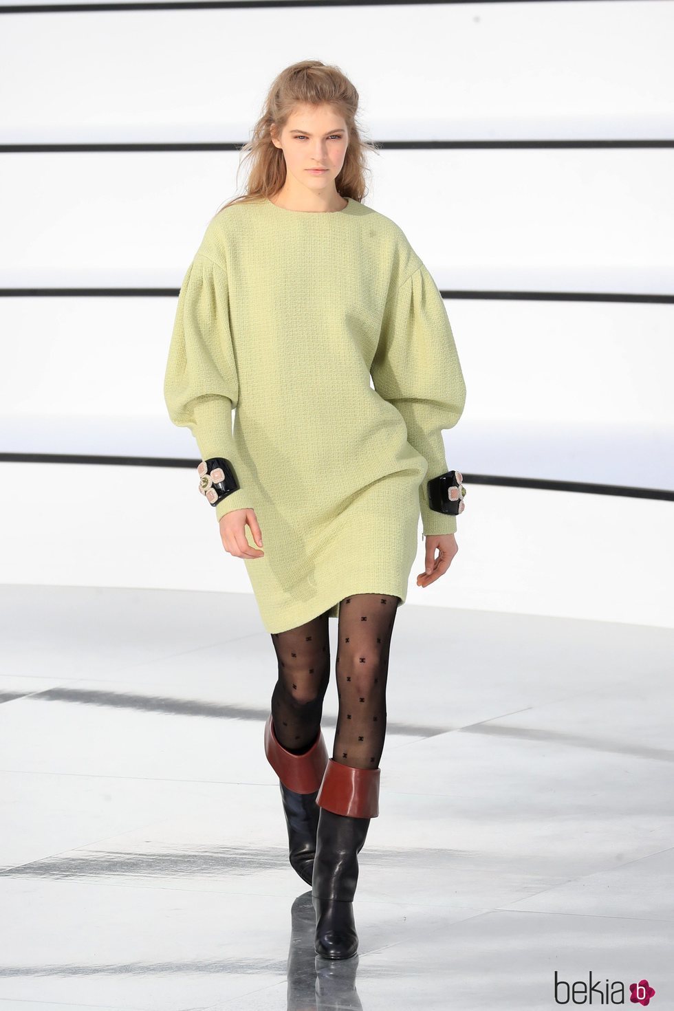 Vestido teñido en verde pálido con detalles en los puños otoño/ invierno 2020-2021 Chanel