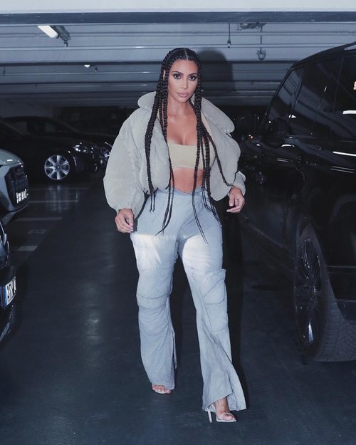 Kim Kardashian con un street look en París