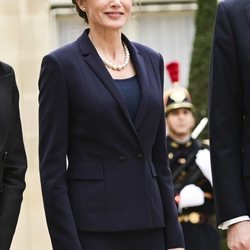 La Reina Letizia con un total look azul turquí en su visita oficial a París