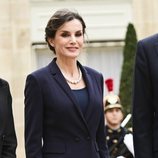 La Reina Letizia con un total look azul turquí en su visita oficial a París