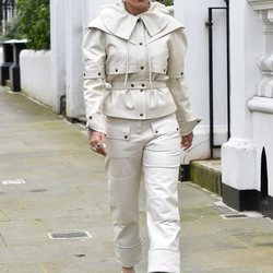 Rita Ora de blanco en Notting Hill