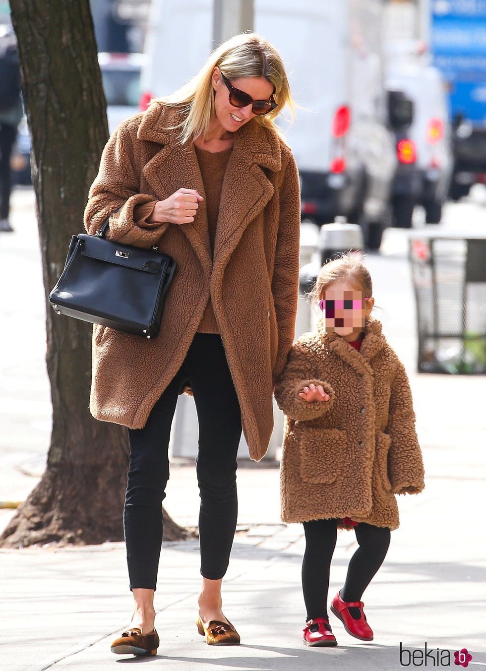 Nicky Hilton y su hija combinadas con un abrigo teddy