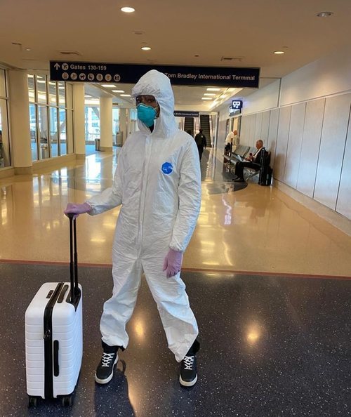 Naomi Campbell lleva el look para viajar en avión demiado lejos en medio de la crisis por el coronavirus