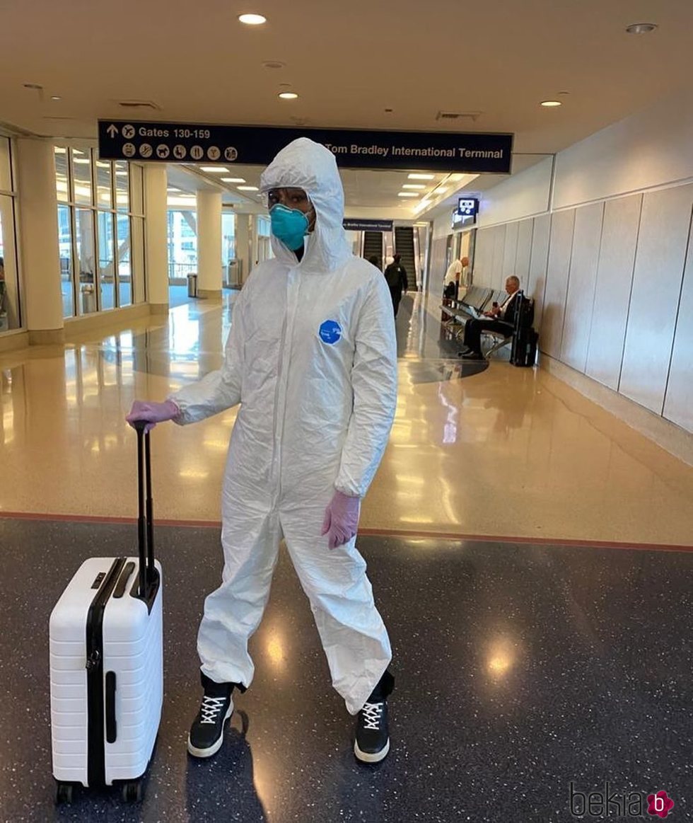 Naomi Campbell lleva el look para viajar en avión demiado lejos en medio de la crisis por el coronavirus