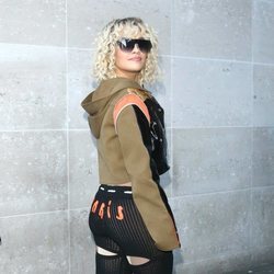 Rita Ora con un look street wear complicado acudiendo a los estudios de la BBC