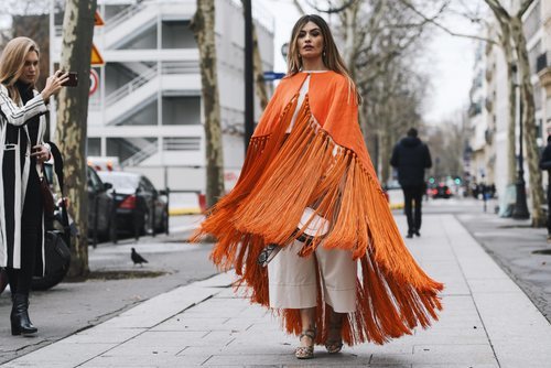 Ángela Rozas (Madame de Rosa) con una capa de Beatriz Peñalver durante la Semana de la Moda de París otoño/invierno 2019-2020