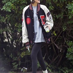 Kaia Gerber con un look sporty para dar un paseo por Los Ángeles con sus amigos