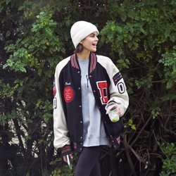 Kaia Gerber con un look sporty para dar un paseo por Los Ángeles con sus amigos