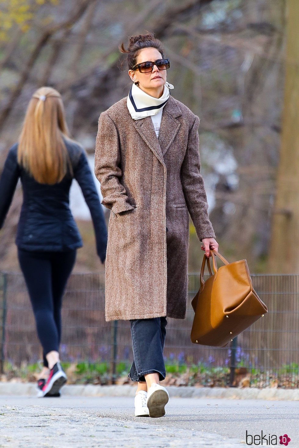 Katie Holmes con un estilo casual paseando por Nueva York