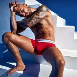 Maluma con un boxer rojo de la colección primavera/verano 2020 de Calvin Klein