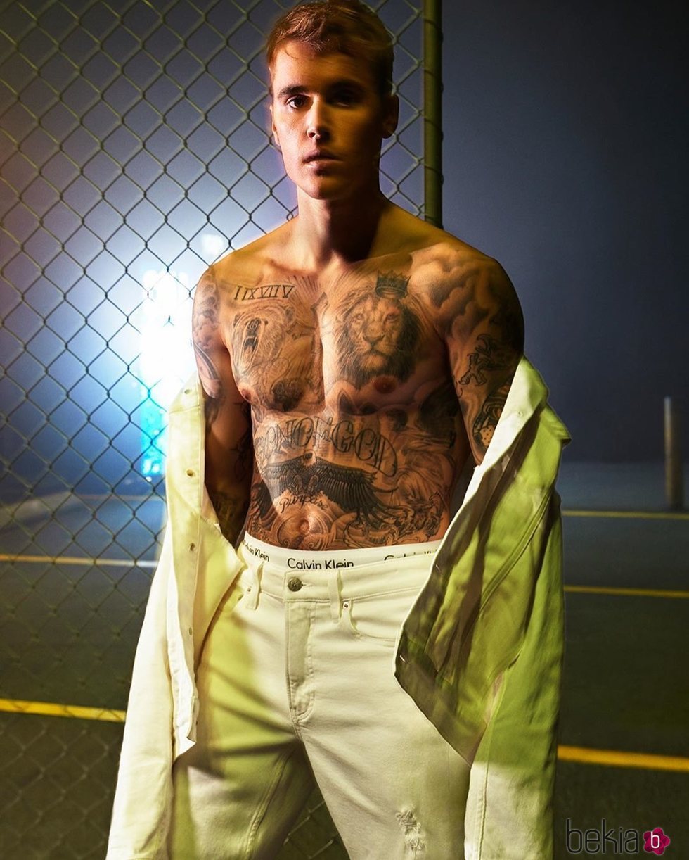 Justin Bieber con un total look neón de la colección primavera/verano 2020 de Calvin Klein