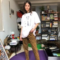 Alba Galocha con pantalón animal print y zapatilllas de andar por casa multiculor